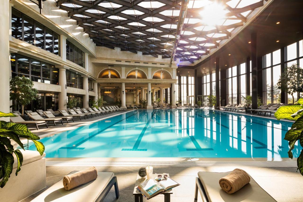 Kings' Valley Medical & Spa Hotel Kazanlŭk Exterior foto The pool at the hotel