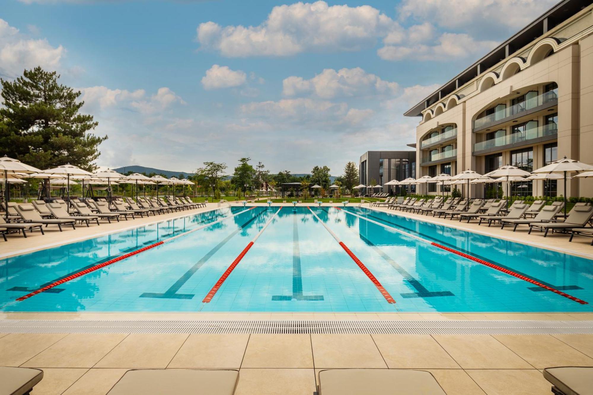 Kings' Valley Medical & Spa Hotel Kazanlŭk Exterior foto The swimming pool at the hotel